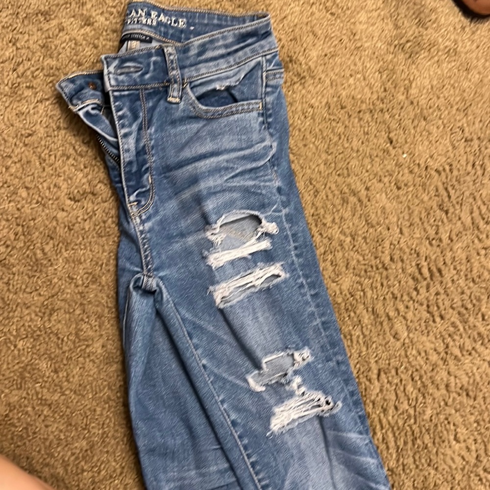 AMERICAN EAGLE RIPPED BLUE JEANS SIZE 0